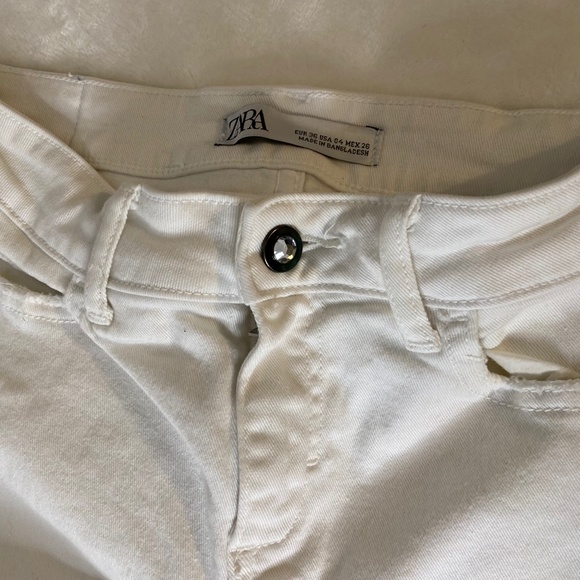 ZARA | Mid-rise Jeans with Asymmetric Hem - Picture 3 of 6